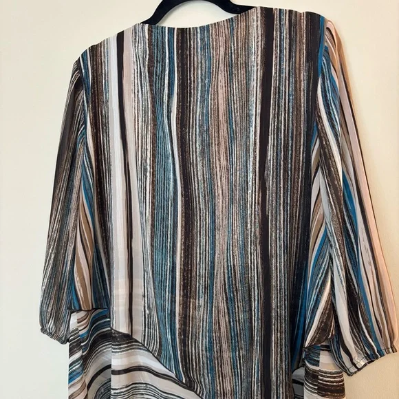 NWOT Chico’s Travelers Collection Women’s Striped Asymmetrical Blouse Size 2P - Picture 8 of 10